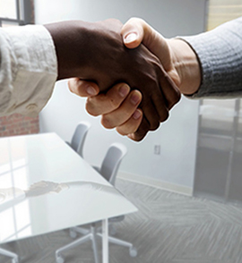 poinger de main dans le service de relation client de JMC COMPANY