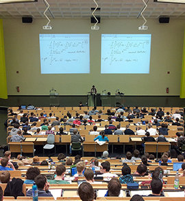 Cours universitaire dans un enfie   